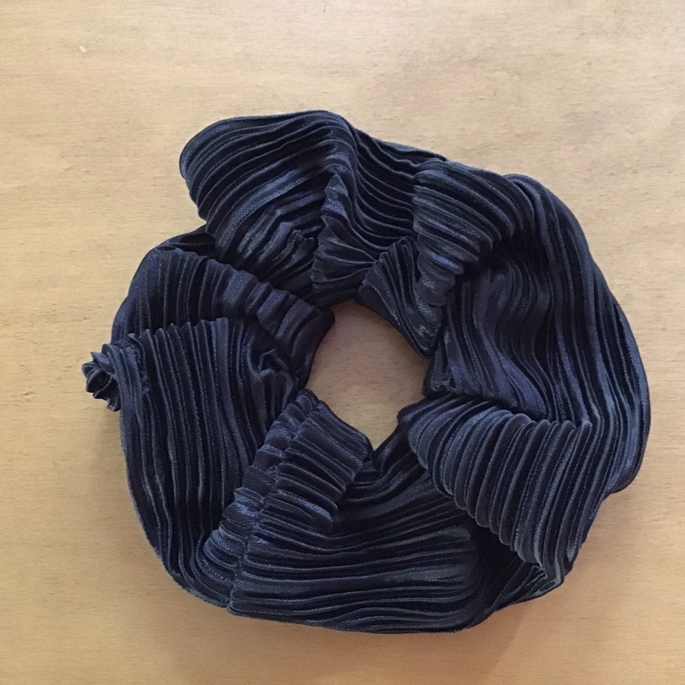 ❗️SOLD❗️Set of 4 Handmade Scrunchies - Picture 2 of 5